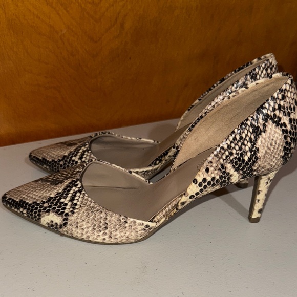 Bandolino Snakeskin Pattern Heels - Picture 4 of 12